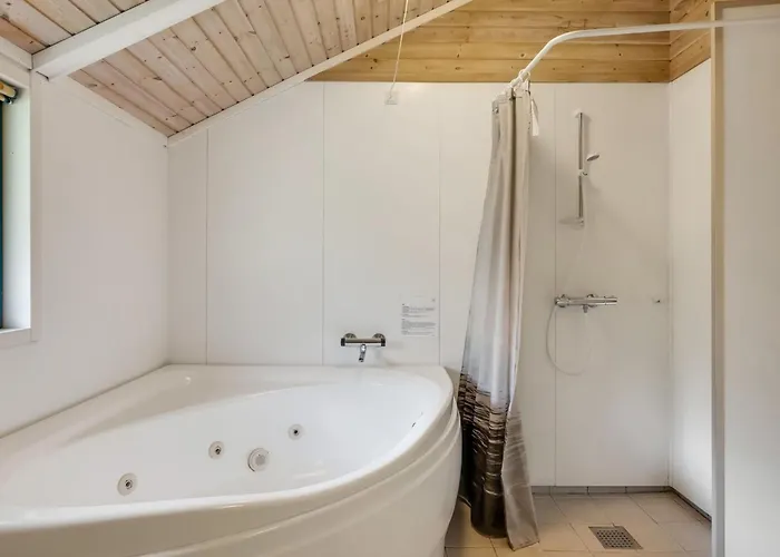 Aamu - 300m To The Fjord By Interhome